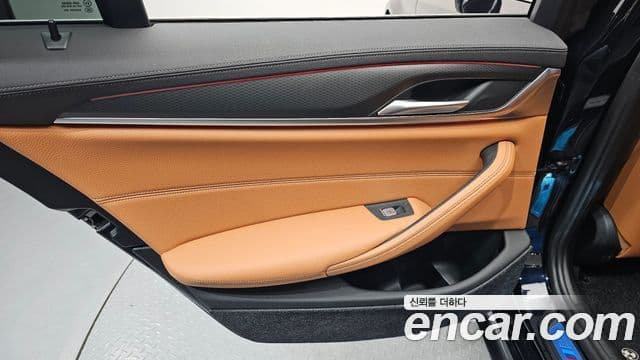 BMW 5 Series 2021 — Photo 11/31