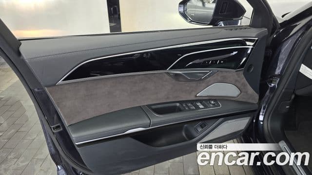 Audi A8 2021 — Photo 33/35