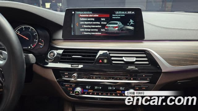 BMW 5 Series 2018 — ფოტო 14/20