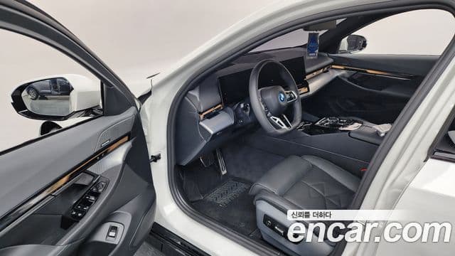BMW 5 Series 2025 — Şəkil 18/35