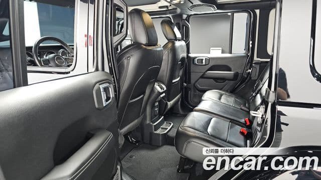 Jeep Wrangler 2021 — ფოტო 18/20