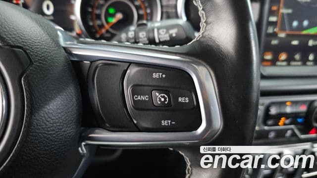 Jeep Wrangler 2021 — ფოტო 14/20