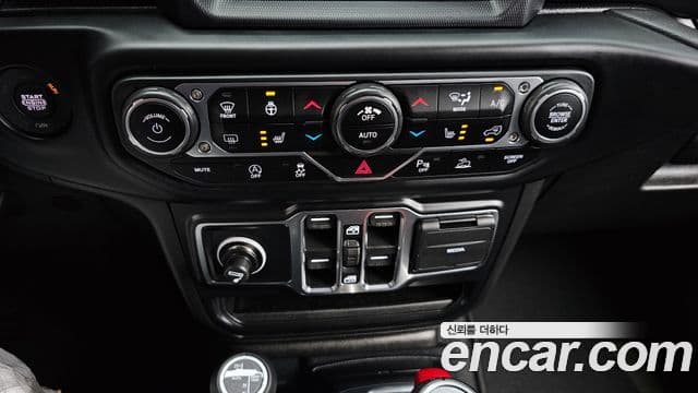 Jeep Wrangler 2021 — ფოტო 13/20