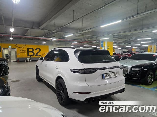 Porsche Cayenne 2019 — ფოტო 2/20