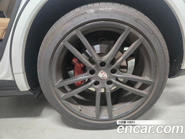 Porsche Cayenne 2019 — ფოტო 4/20