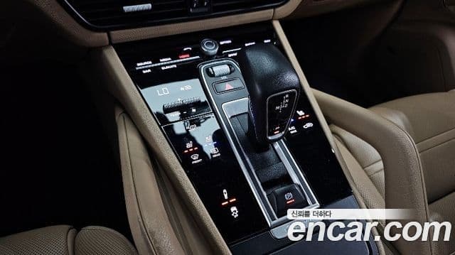 Porsche Cayenne 2019 — ფოტო 7/20