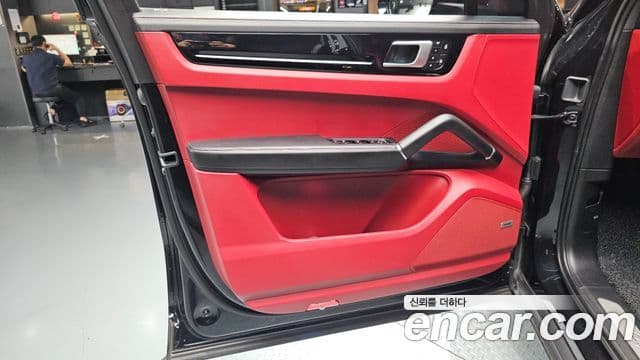 Porsche Cayenne 2022 — Photo 29/36
