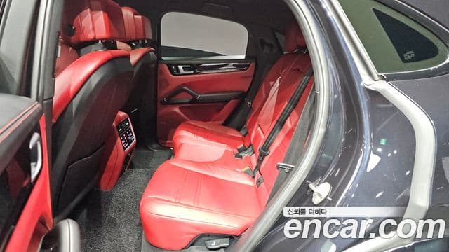Porsche Cayenne 2022 — Photo 7/36