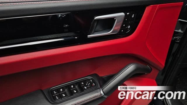 Porsche Cayenne 2022 — Photo 16/36