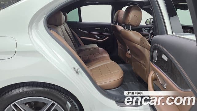 Mercedes-Benz E-Class 2023 — ფოტო 11/20