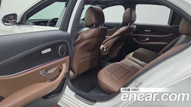 Mercedes-Benz E-Class 2023 — ფოტო 12/20