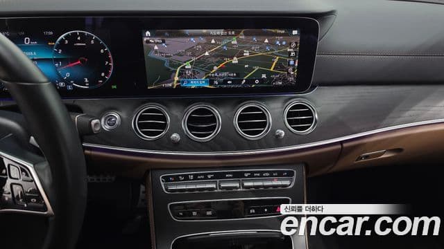 Mercedes-Benz E-Class 2023 — ფოტო 13/20