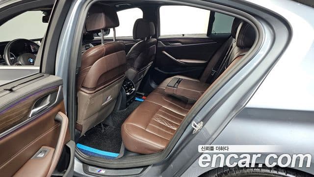 BMW 5 Series 2019 — фото 11 из 20