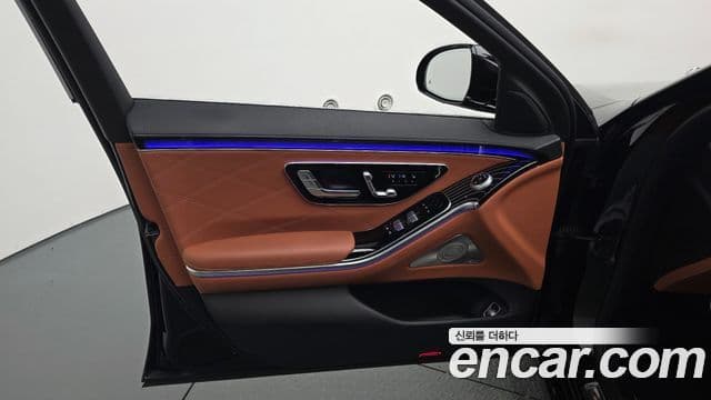 Mercedes-Benz S-Class 2023 — Photo 13/37