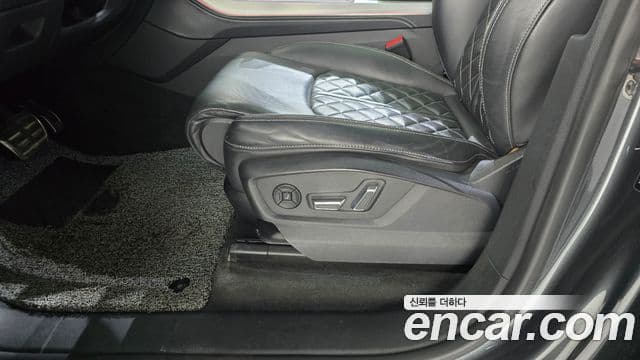 Audi Q8 2021 — ფოტო 35/36
