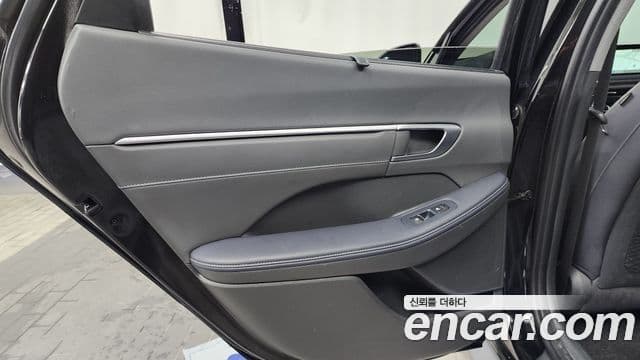 Hyundai Sonata Hybrid 2021 — Photo 17/33