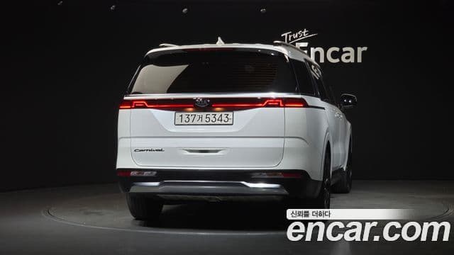 Kia Carnival 2021 — фото 4 из 20