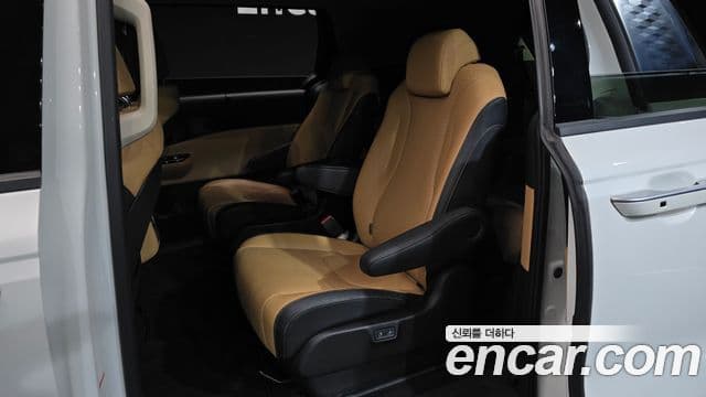 Kia Carnival 2021 — фото 12 из 20