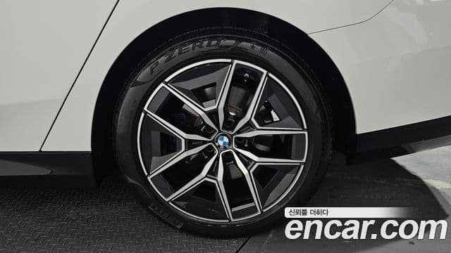 BMW 5 Series 2025 — Photo 24/34