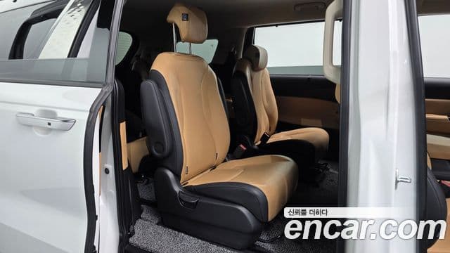 Kia Carnival 2023 — фото 11 из 20