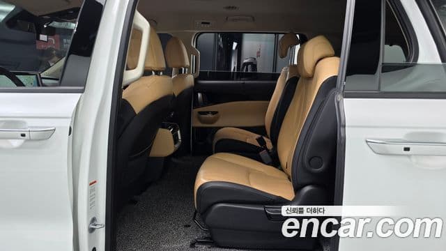 Kia Carnival 2023 — фото 12 из 20