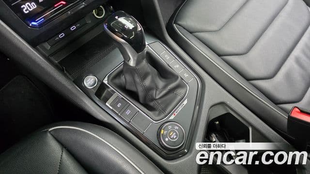 Volkswagen Tiguan 2021 — ფოტო 9/20