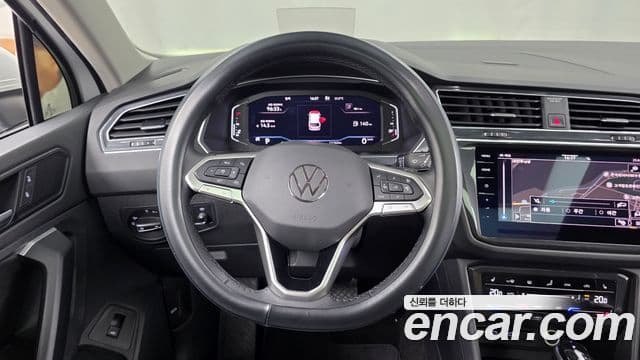 Volkswagen Tiguan 2021 — ფოტო 13/20