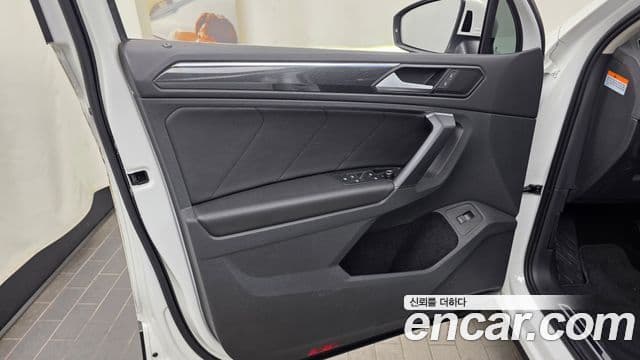 Volkswagen Tiguan 2021 — Photo 8/32