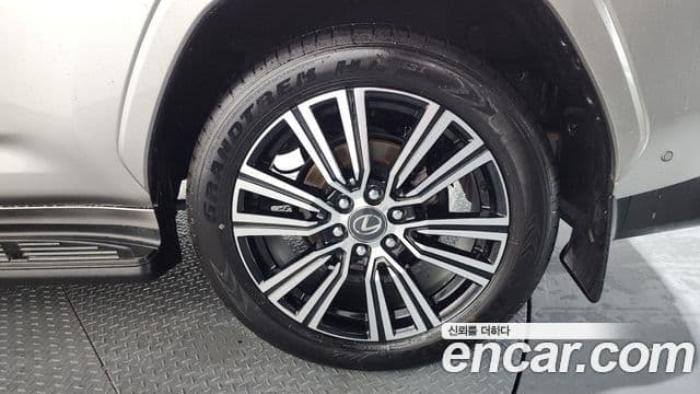 Lexus LX 2025 — Photo 33/38