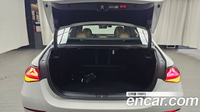 Mercedes-Benz E-Class 2025 — ფოტო 19/20