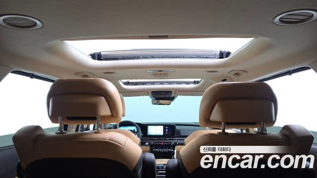 Kia Carnival 2023 — ფოტო 19/20