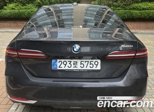 BMW 5 Series 2025 — Фото 1/3