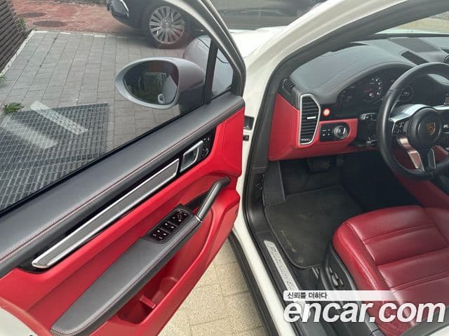 Porsche Cayenne 2023 — ფოტო 13/19