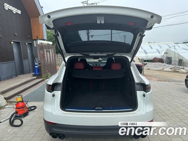 Porsche Cayenne 2023 — ფოტო 16/19