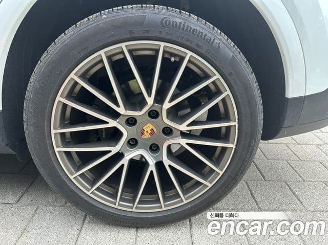 Porsche Cayenne 2023 — ფოტო 17/19