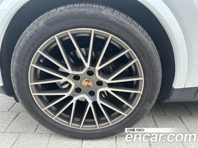 Porsche Cayenne 2023 — ფოტო 18/19
