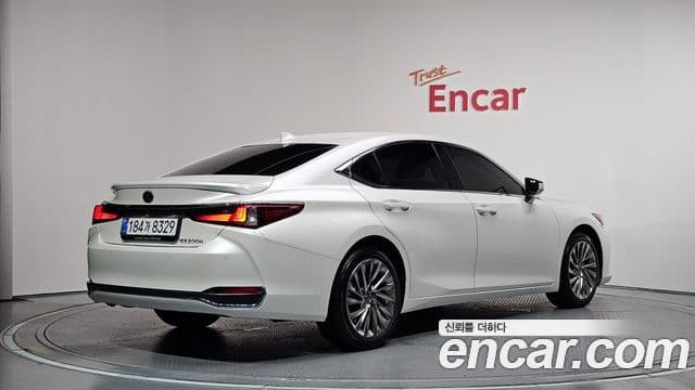 Lexus ES300h 2023 — ფოტო 2/20