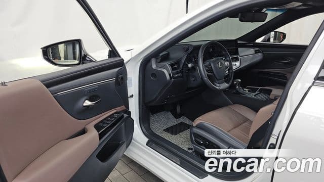 Lexus ES300h 2023 — фото 10 из 20