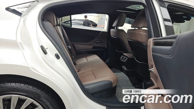 Lexus ES300h 2023 — ფოტო 12/20