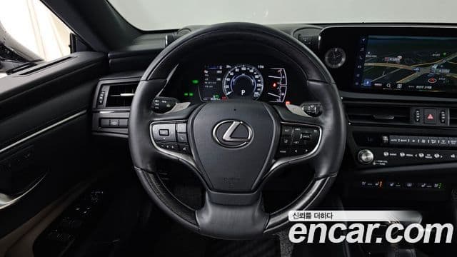 Lexus ES300h 2023 — ფოტო 13/20