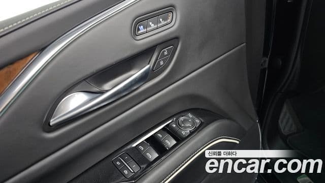 Cadillac Escalade 2023 — ფოტო 19/20