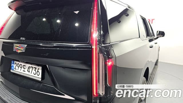 Cadillac Escalade 2023 — Photo 29/36