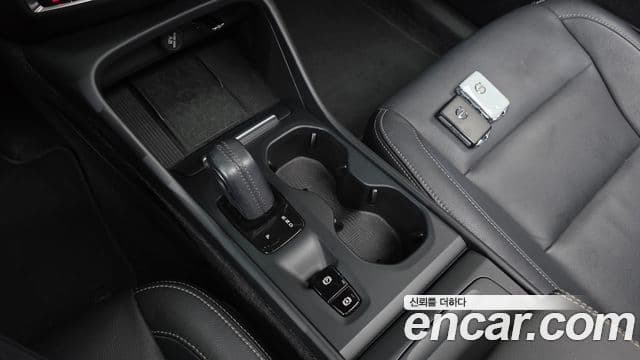 Volvo XC40 2019 — Şəkil 9/20