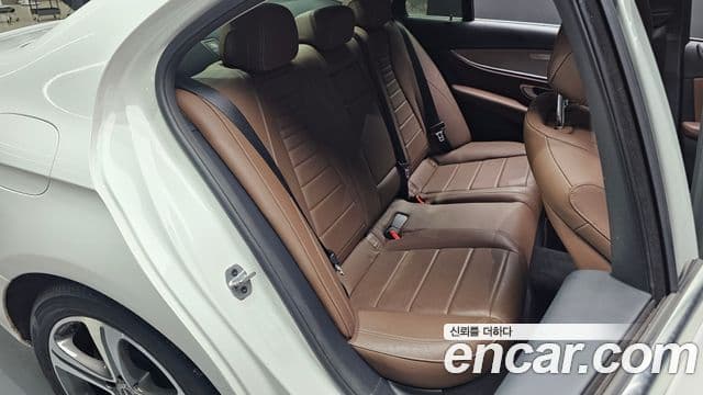 Mercedes-Benz E-Class 2019 — фото 11 из 20