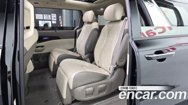 Kia Carnival 2023 — ფოტო 11/20
