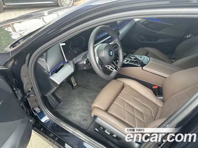 BMW 5 Series 2025 — ფოტო 13/17
