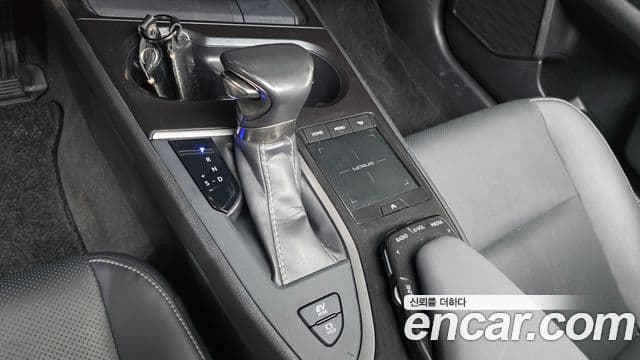 Lexus UX250h 2019 — Şəkil 8/20