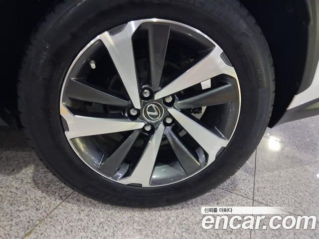 Lexus NX300h 2018 — фото 5 из 20