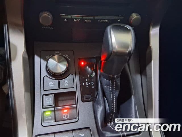 Lexus NX300h 2018 — Şəkil 18/20