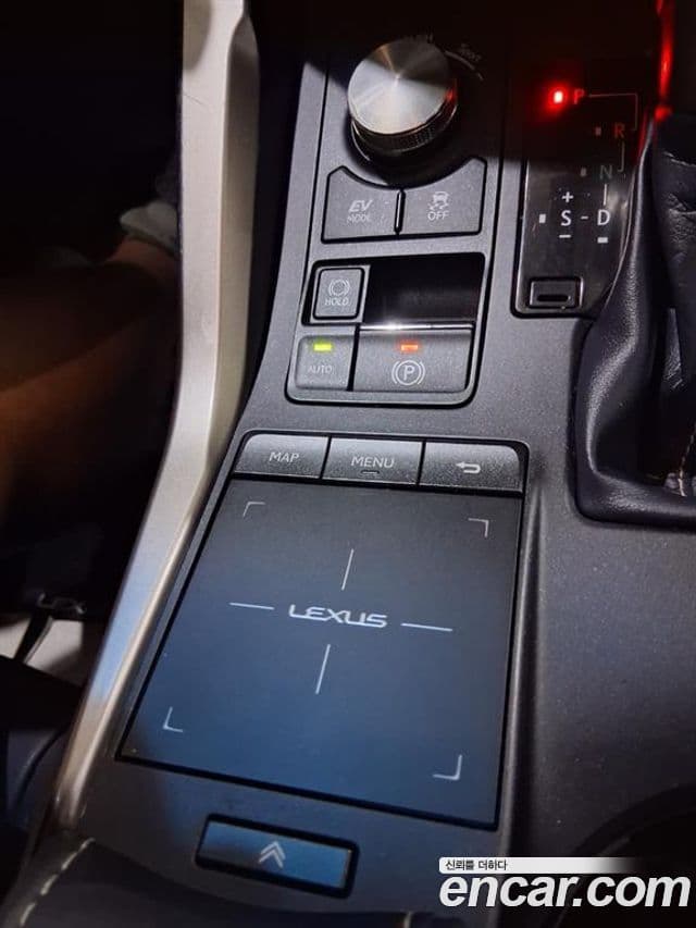 Lexus NX300h 2018 — Şəkil 19/20